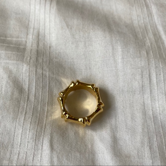 Vintage Inspired Gold Ring - Picture 3 of 8